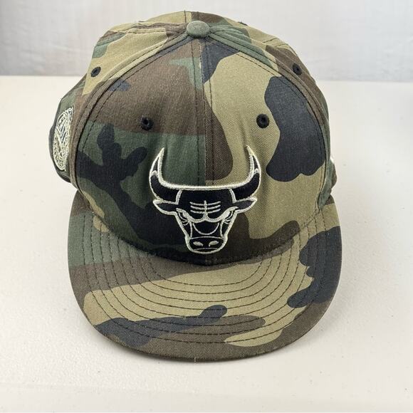 New Era Camouflage Chicago Bulls Patch Logo NBA Eastern Conference Trucker Hat - Picture 1 of 5